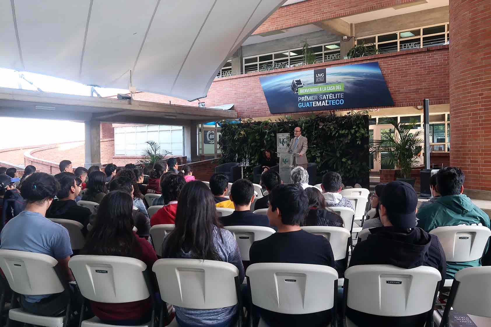 Conociendo El Lado Creativo De Roberto Moreno Nuestro Rector Actualidad Uvg