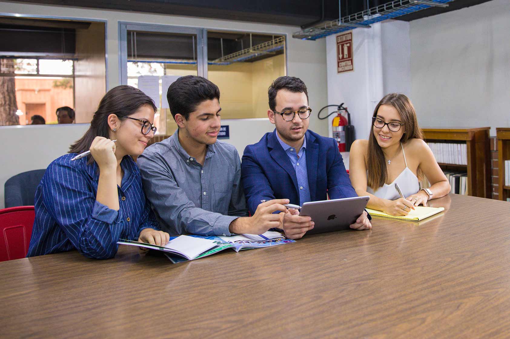 Biblioteca UVG: más de 68 000 títulos para mejorar la enseñanza-aprendizaje