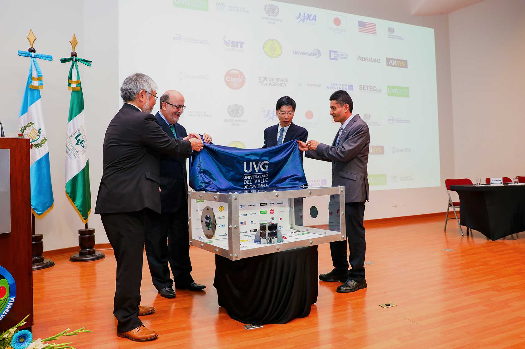 Develación del satélite por autoridades de UVG, Embajada de Jaón y JAXA