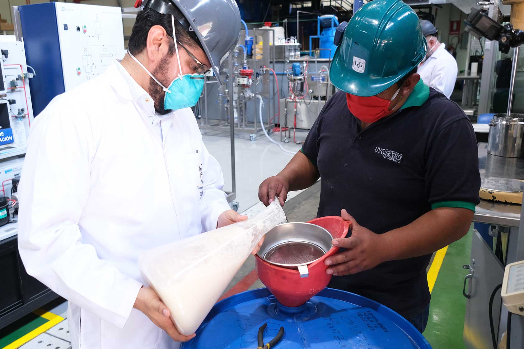UVG continúa impactando a través de la producción de alcohol en gel