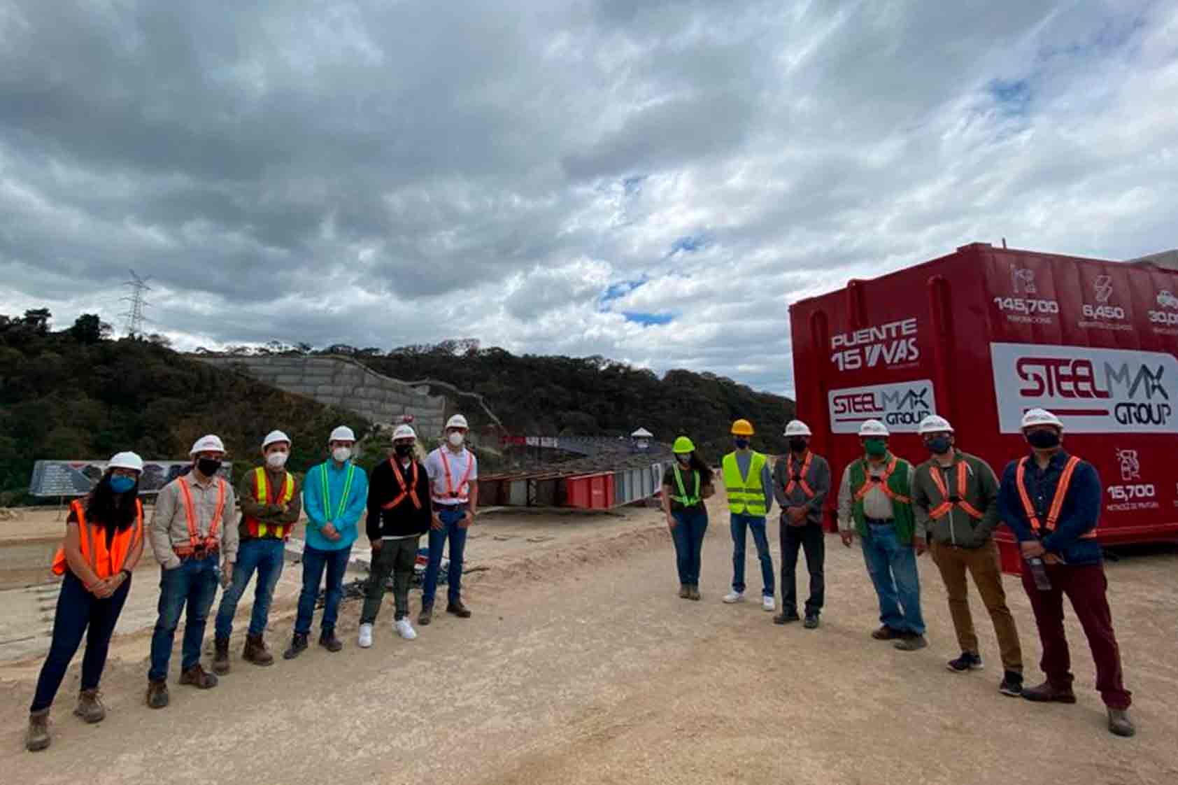 ¡Conocimos el puente de acero curvo e inclinado más grande de la región!