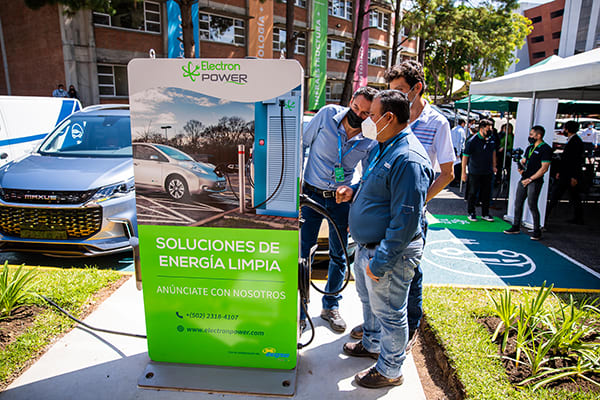 En UVG contamos con una estación de carga para autos eléctricos