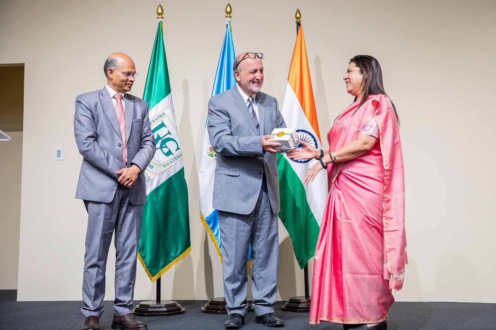UVG celebra 50 años de relaciones diplomáticas entre Guatemala e India
