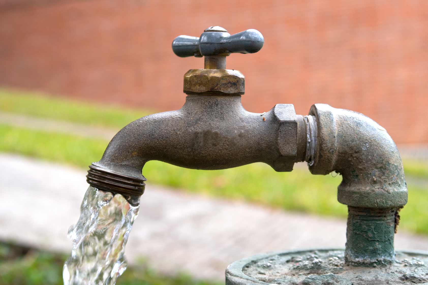 ¿Cuál es el costo de tener agua de forma interrumpida en los hogares?