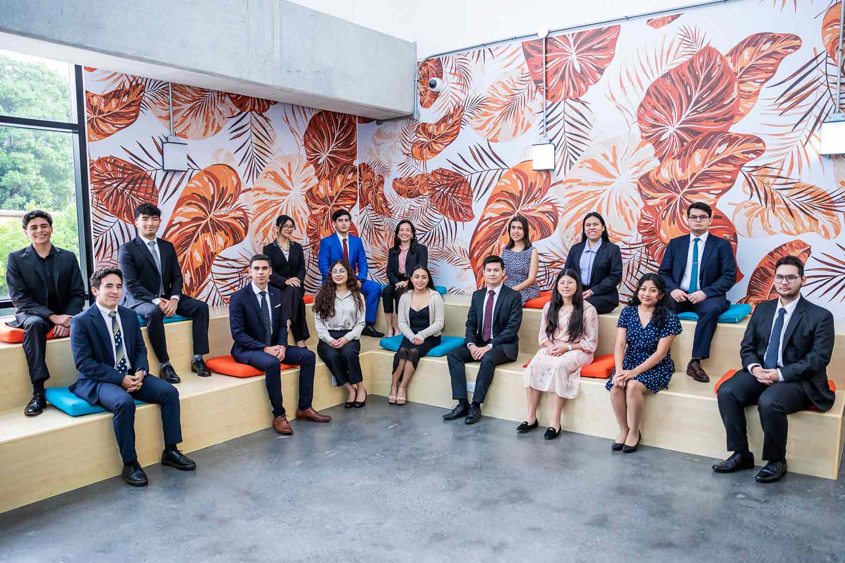 UVG y BI presentan a la II cohorte de la Beca de Liderazgo en Negocios 2024