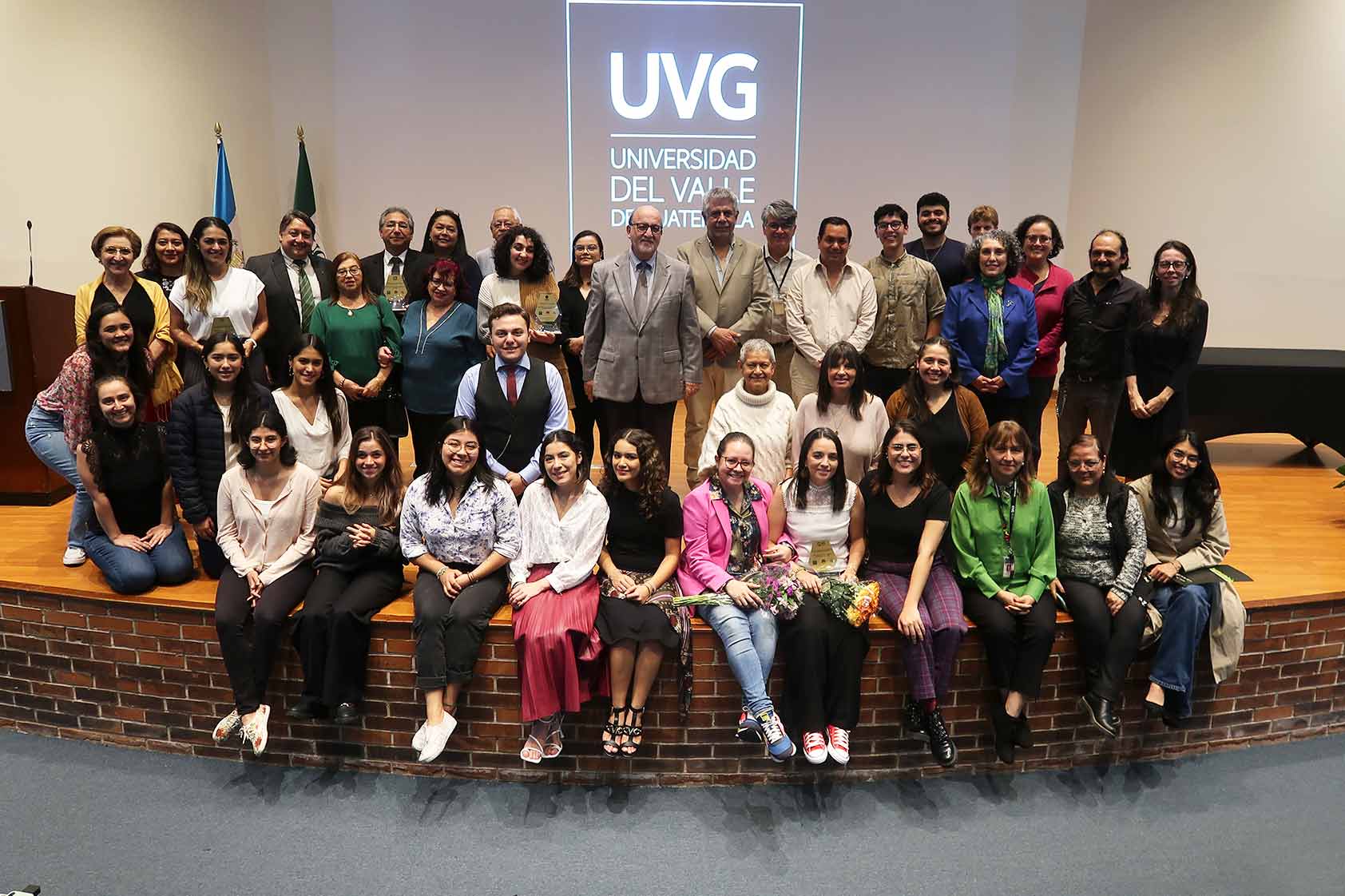 Estudiantes reconocen trayectoria de catedráticos en Ciencias Sociales