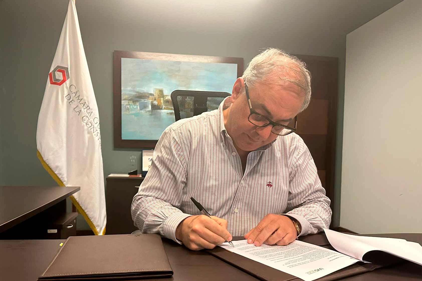 UVG firma convenio de colaboración con Cámara Guatemalteca de la Construcción