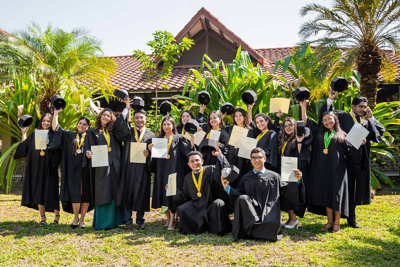 Graduaciones en UVG Campus Sur celebran el poder transformador de la educación
