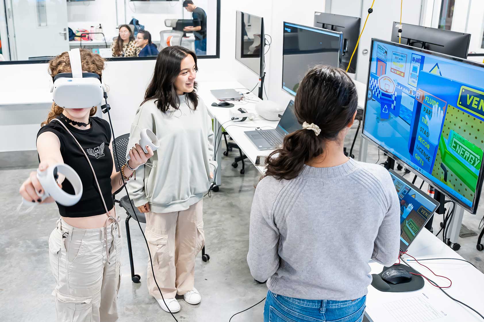 Girls in Action inspira a futuras ingenieras con talleres de ingeniería industrial y computación