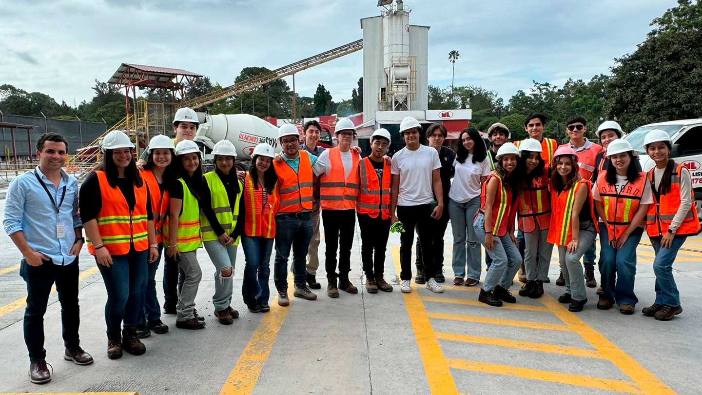 Estudiantes de Arquitectura en una visita a una planta industrial.