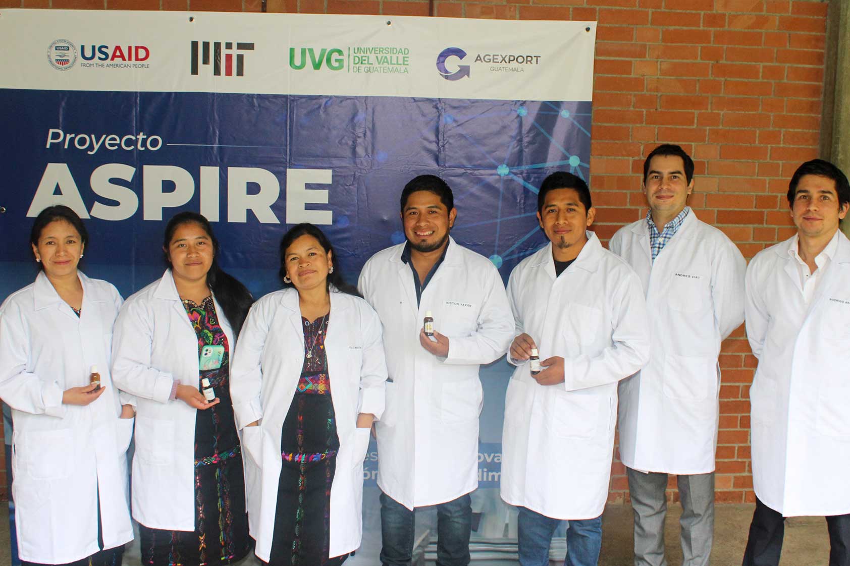 Proyecto de investigación de plantas aromáticas lleva la ciencia a emprendedores de Sololá