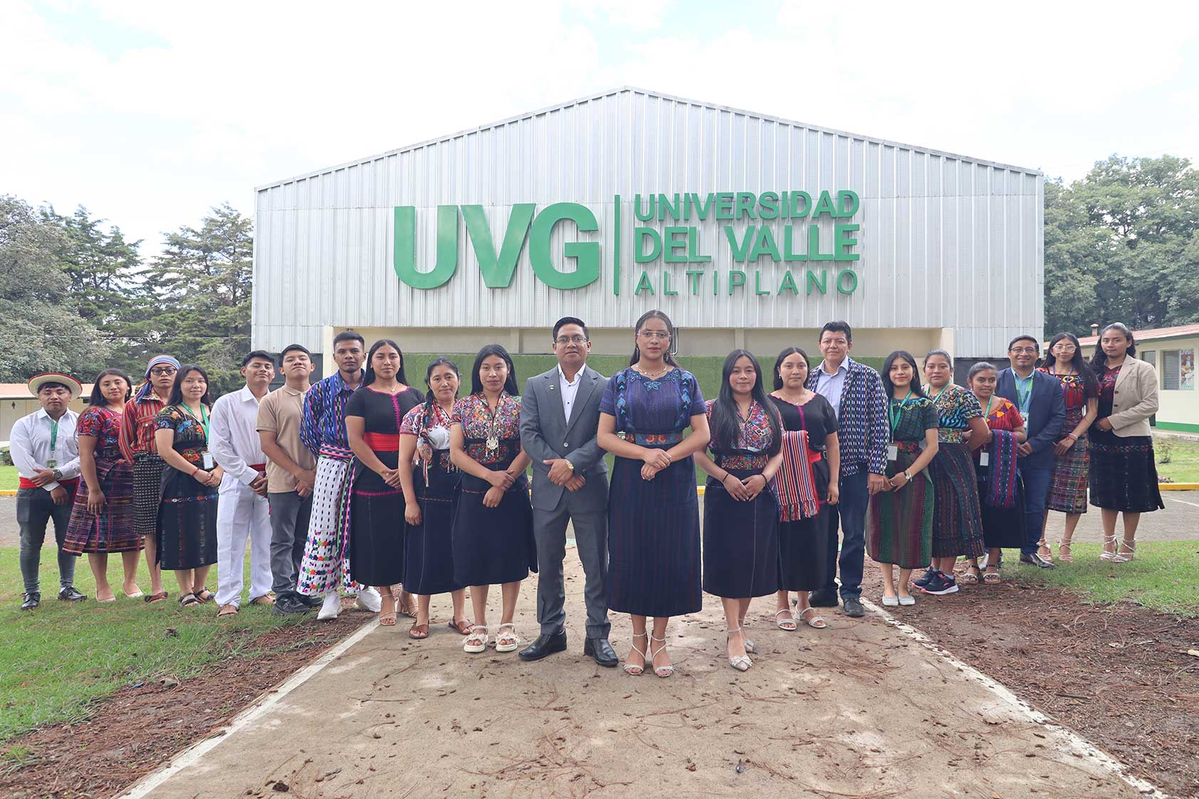 Estudiantes de UVG Campus Altiplano traducen Código de Ética de UVG a los idiomas Kaqchikel, K’iche’ y Tz’utujil