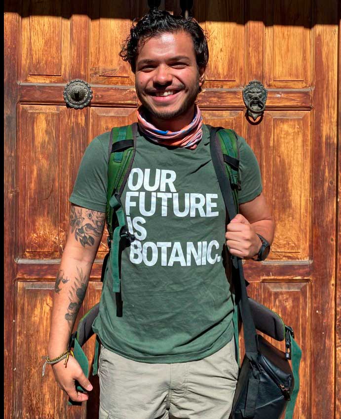 Fotógrafo Daniel Núñez frente a una puerta de madera.