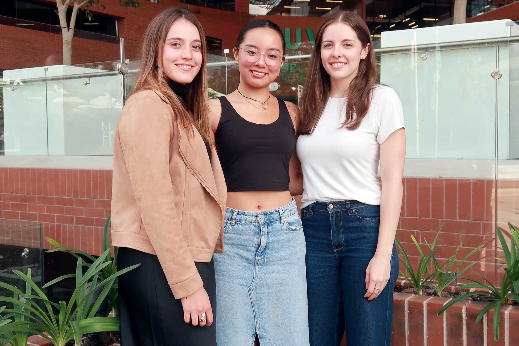 Estudiantes de Ingeniería Industrial introducen a señoritas del Instituto Belén a la ciencia y la ingeniería Estudiantes de Ingeniería Industrial introducen a señoritas del Instituto Belén a la ciencia y la ingeniería