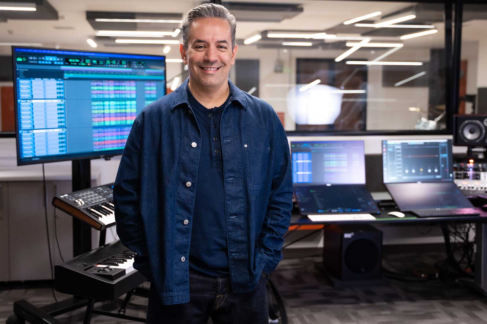 “No estoy aquí para dejar mi sello personal, sino para servir al artista y a la canción”, Manny Marroquín