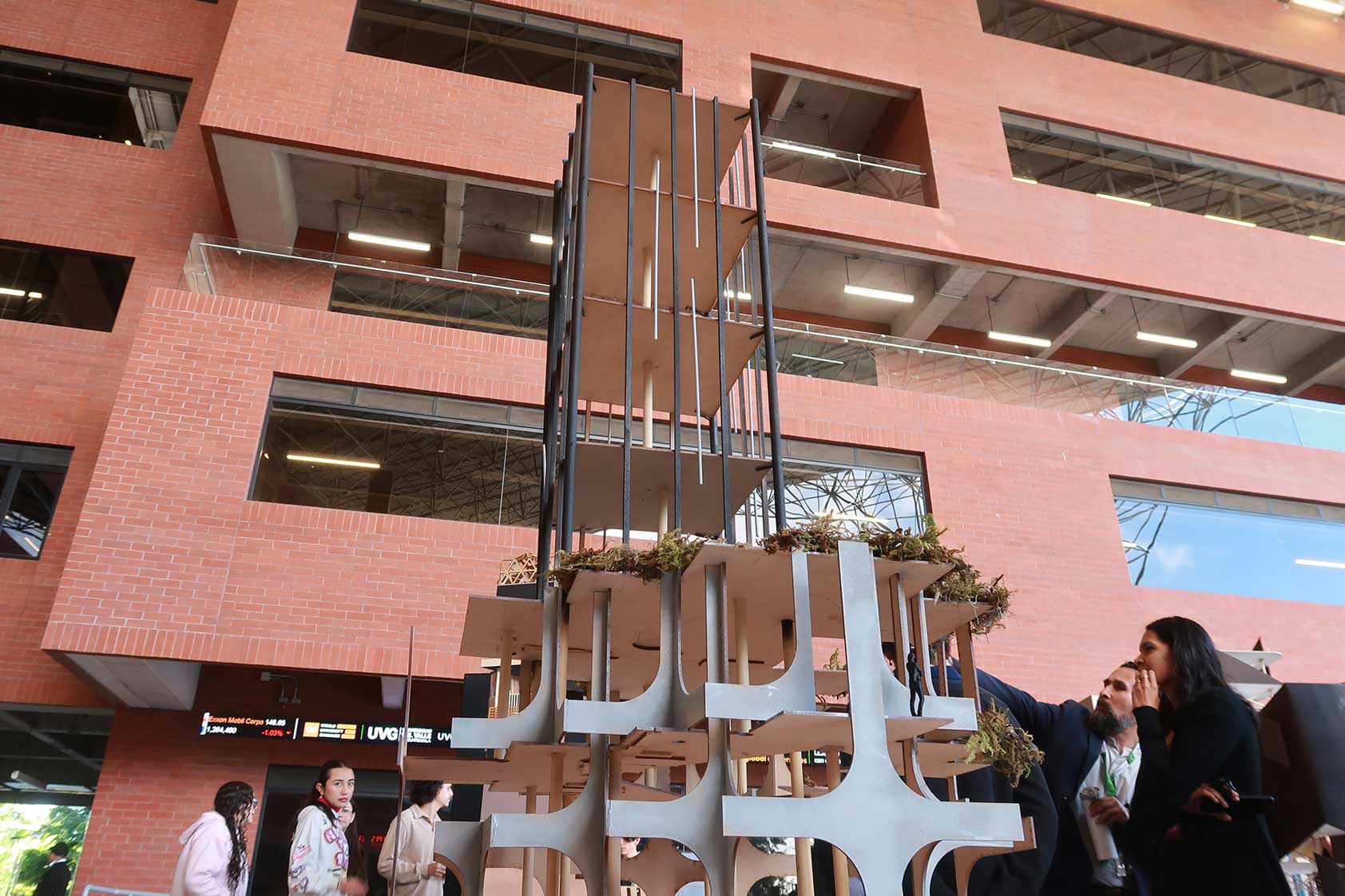 Rascacielos a escala creados por estudiantes de Arquitectura muestran técnica y estética