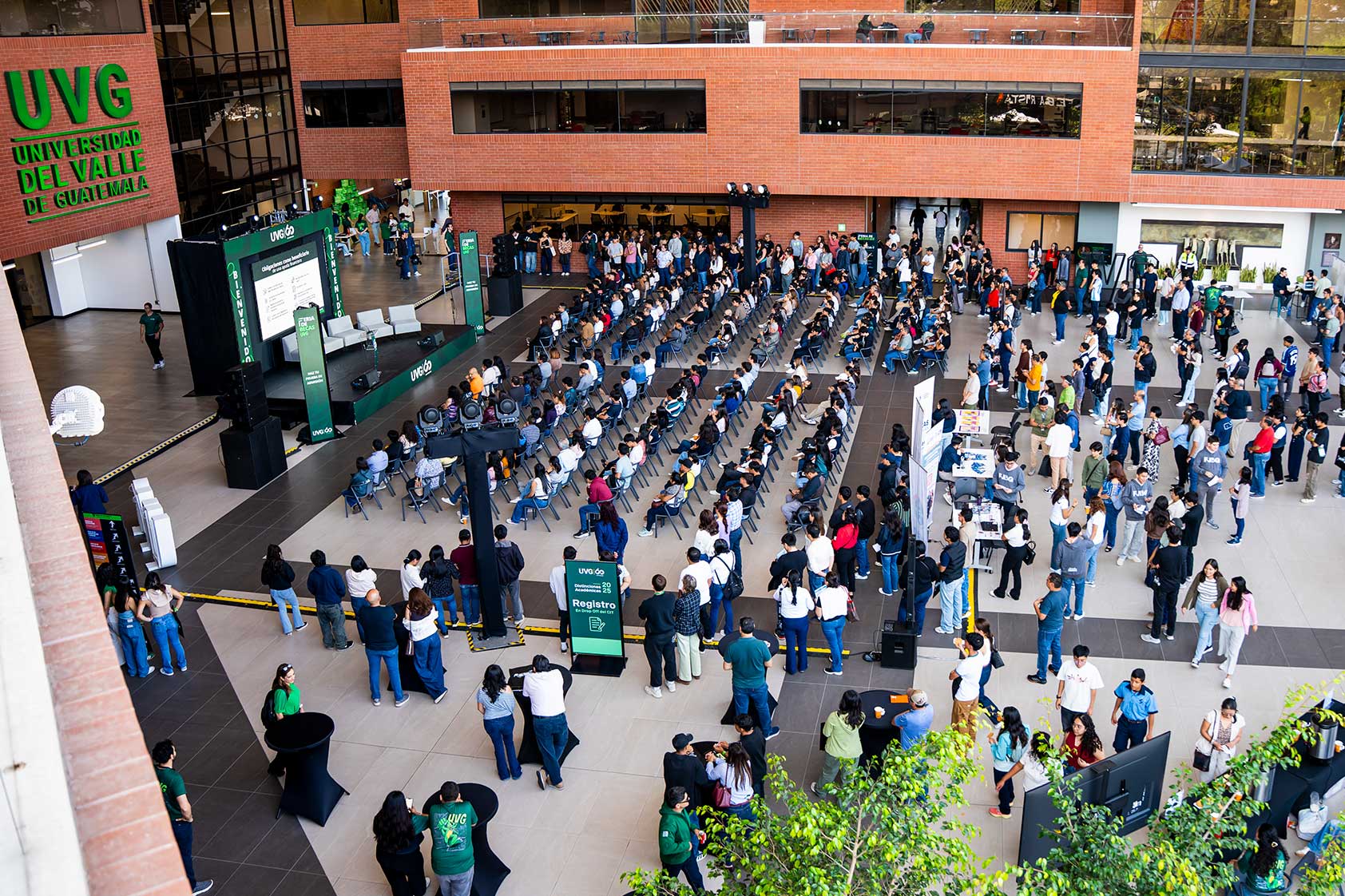 Estudiantes de diversificado descubren oportunidades para su futura carrera universitaria en Feria de Becas UVG 2026