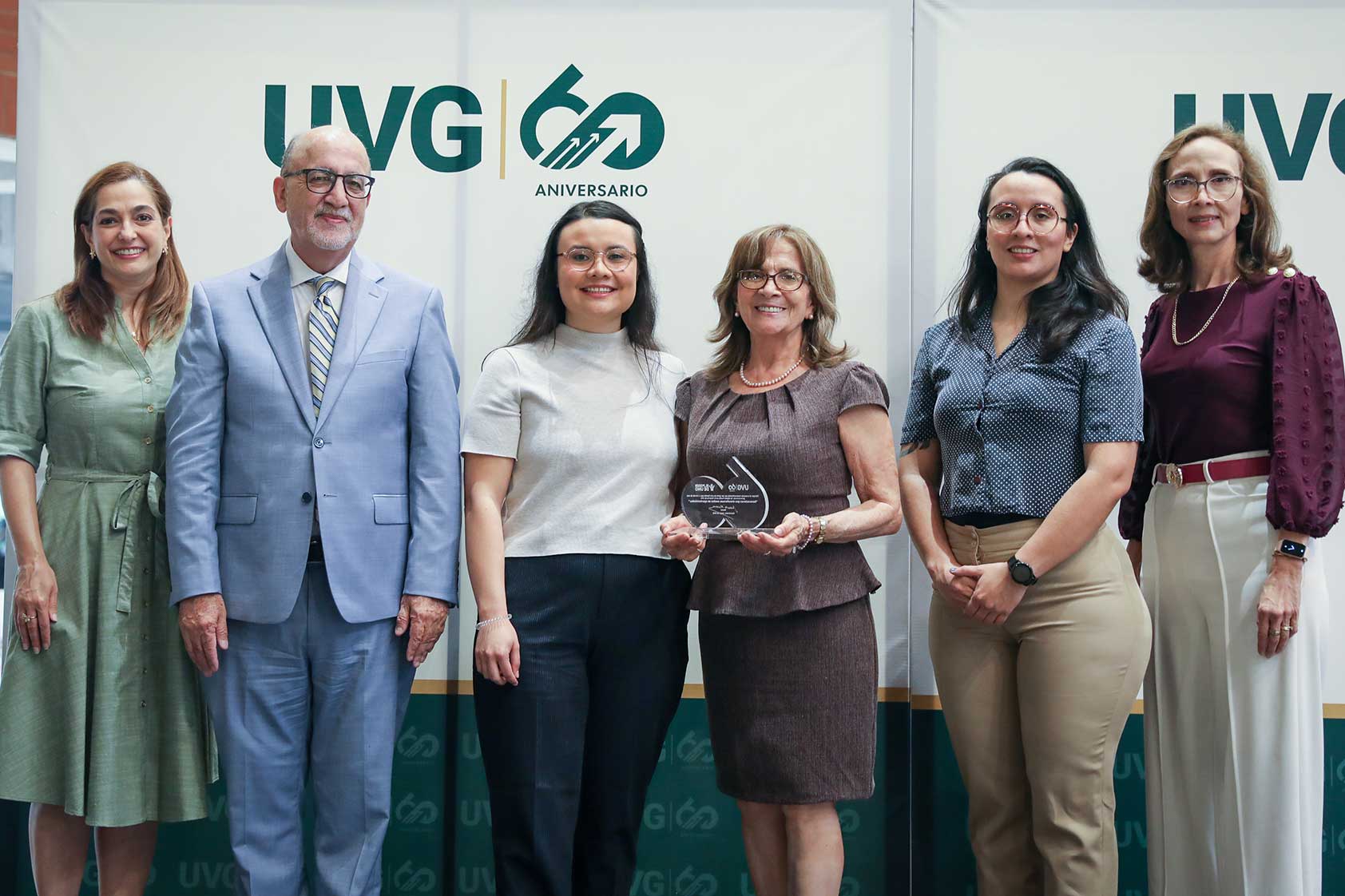 Homenaje a familias de tres generaciones que construyen legado en UVG
