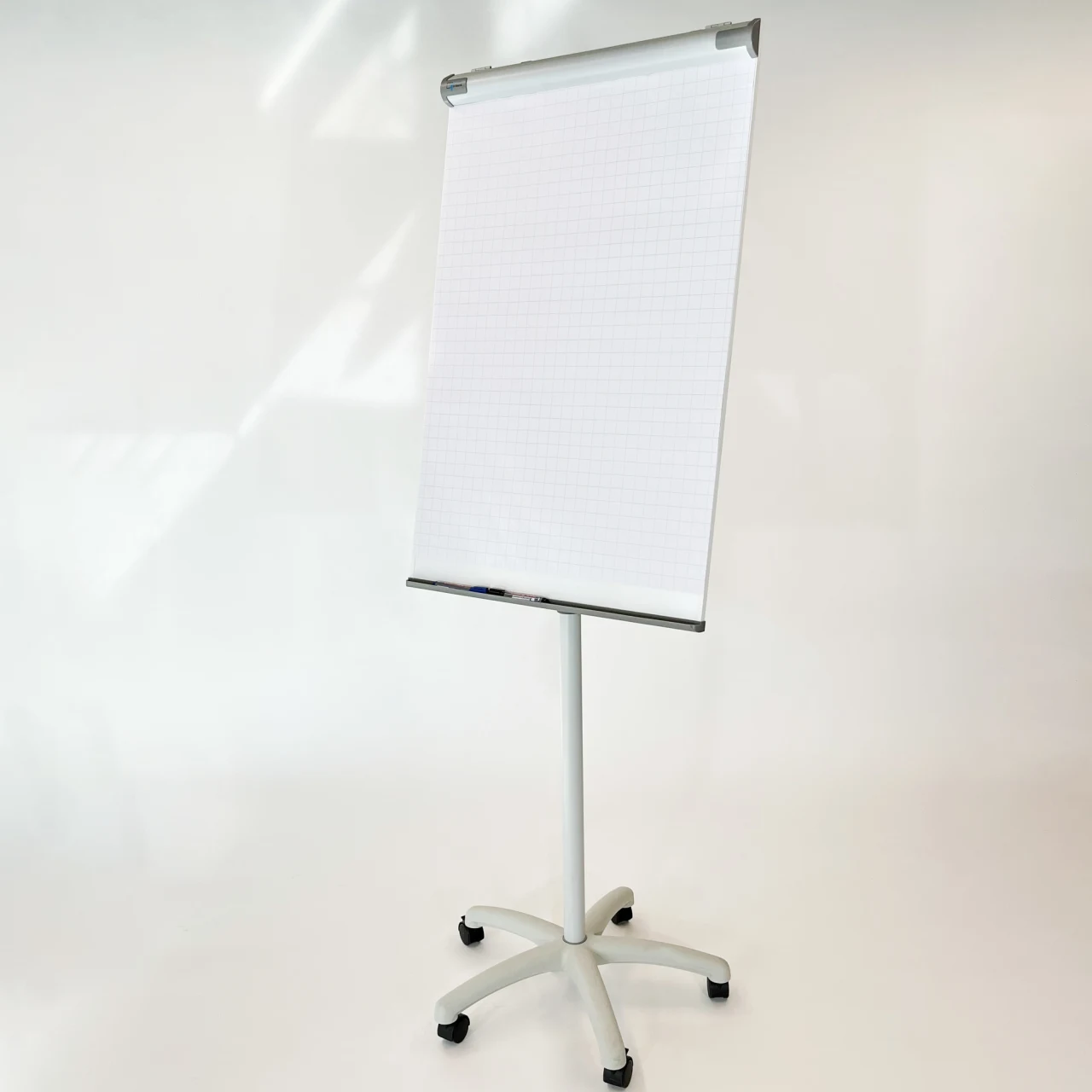 Flipchart-Ständer mit Rollen + Papierblock