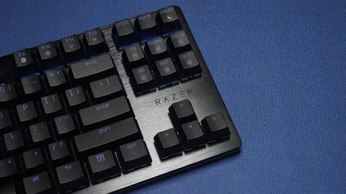 The brushed aluminium top plate and Razer logo on the top corner of the Huntsman V3 HE Magnetic TKL