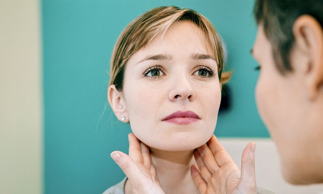 RisingRatesThyroid_1200 Provider checking patients thyroid