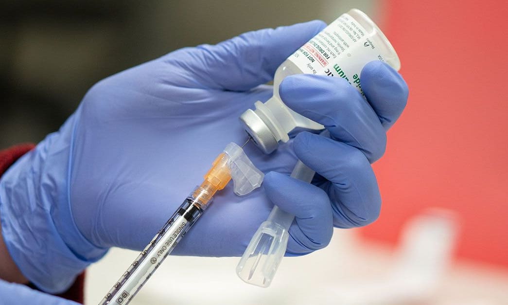 Vaccine 594324-3574_social Syringe drawing medicine from vial