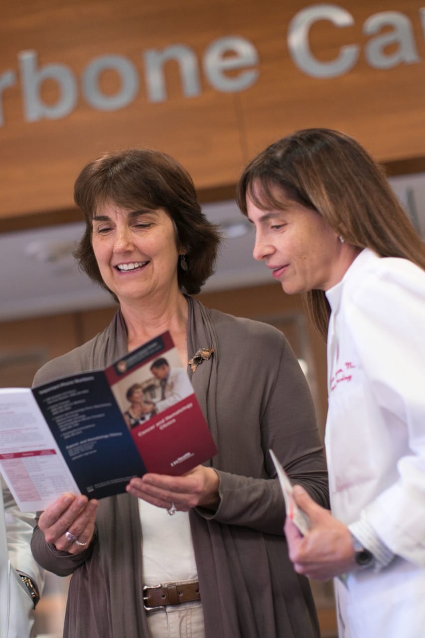 Carbone-4740.jpg Patient and doctors reading a brochure