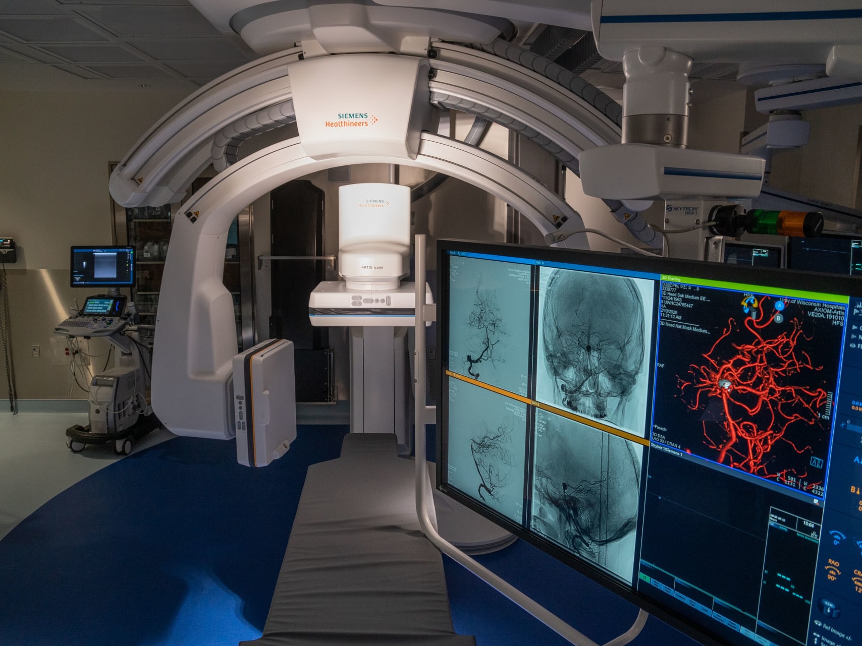 Icono OR 473125-9391.jpg Hybrid biplane angiography suite