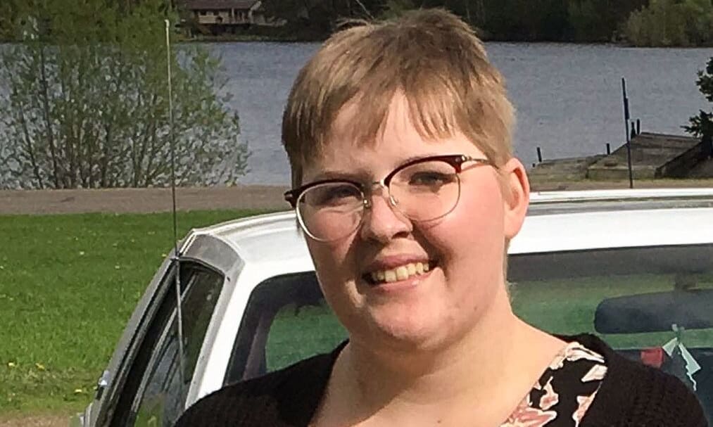 Gotz 353644-1130.jpg A woman standing and smiling