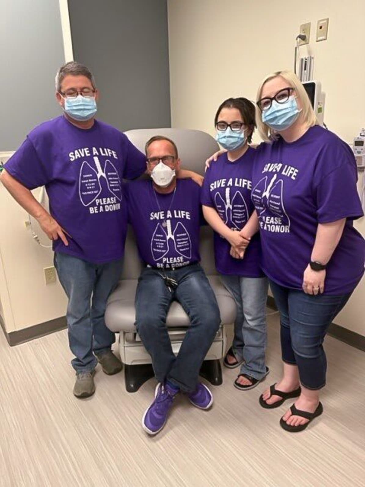 Allen sitting in a chair surrounded by Dave, Laura, and Samantha Felten, who are the family members of Allen's lung donor.