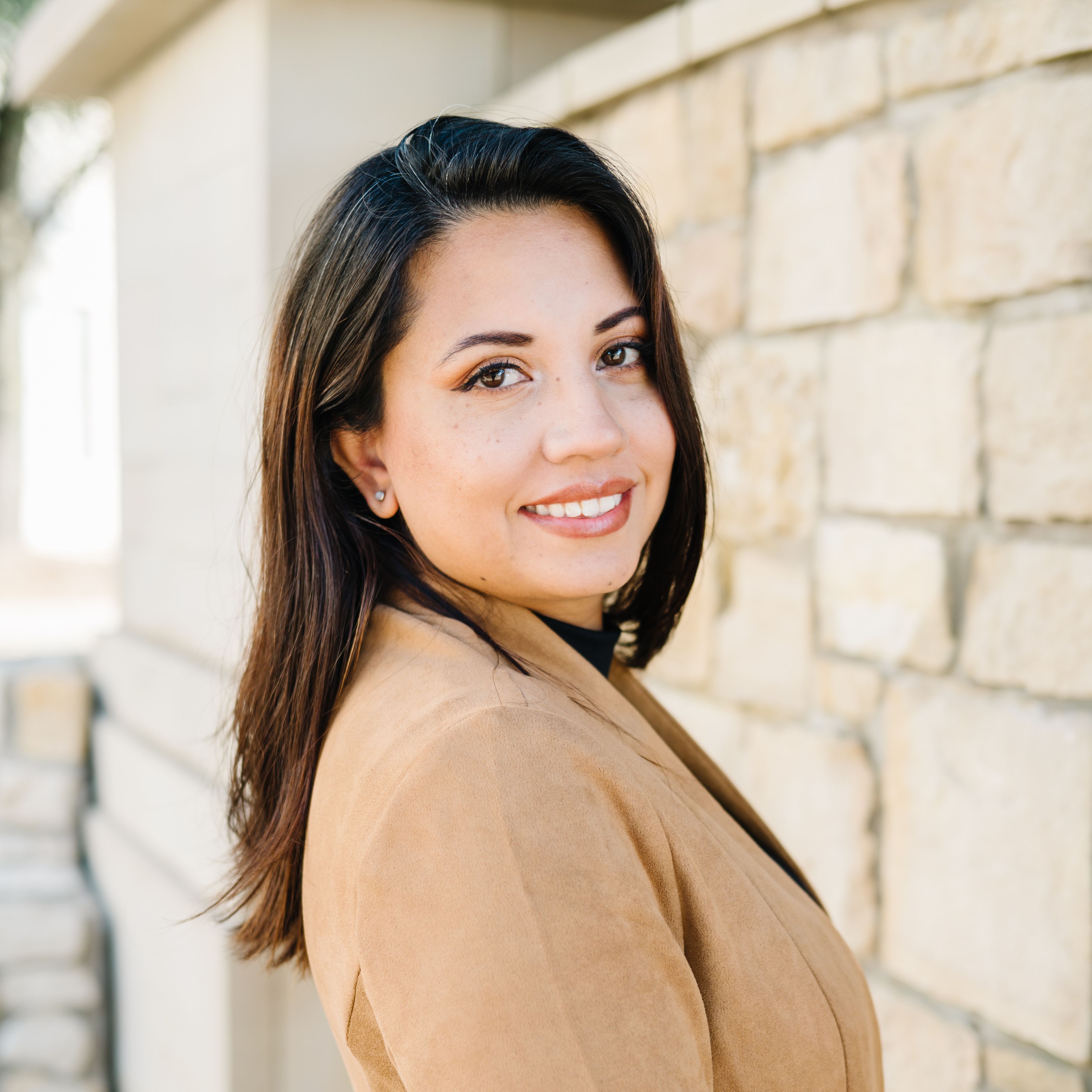 Claudia Estrella headshot