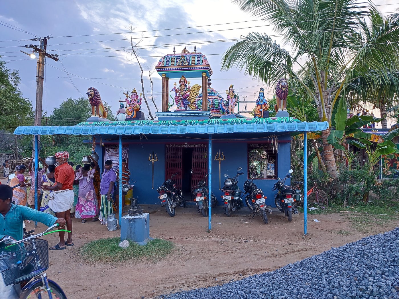 This Oriyur Mariamman temple is located towards the eastern direction of the town. There is a dairy farm in front of this temple. People her
