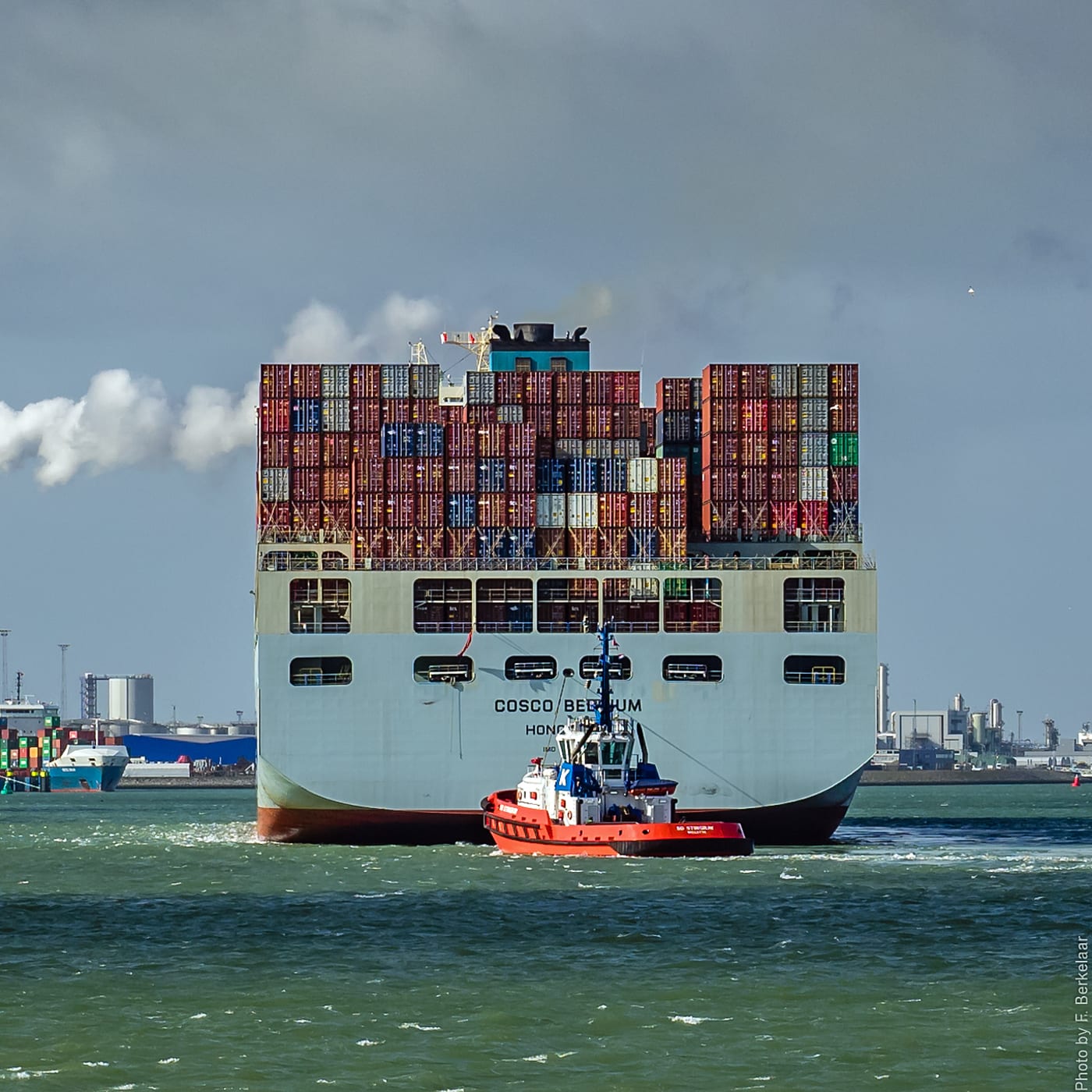 Het containerschip 'Cosco Belgium' wordt vanuit het Beerkanaal gesleept door de twee sleepboten 'RT Adriaan' de 'SD Stingray' (Kotug) naar d