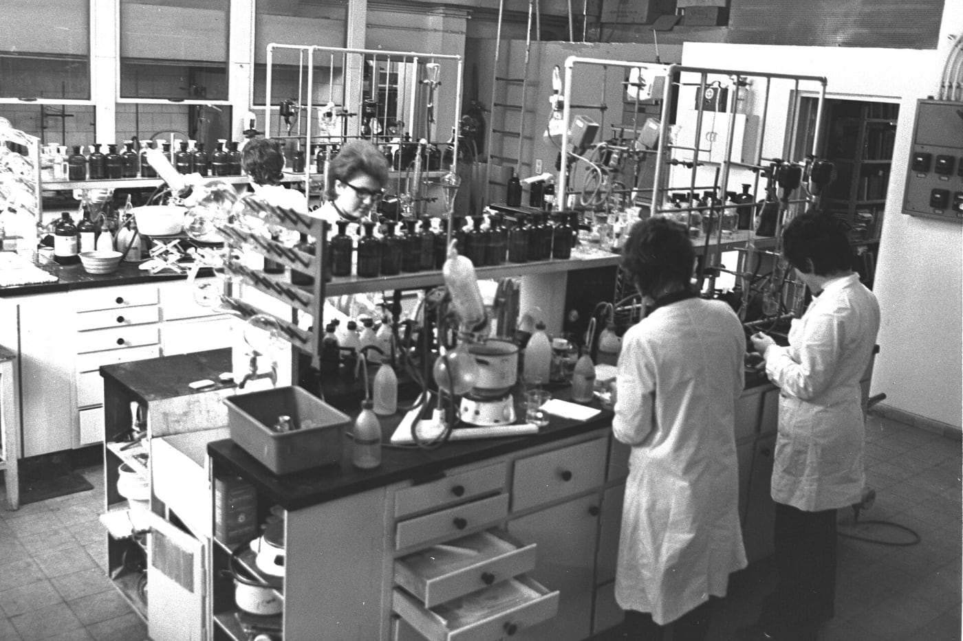 INTERIOR OF THE RESEARCH LABORATORY AT THE ABIC PHARMACEUTICS FACTORY IN RAMAT GAN
