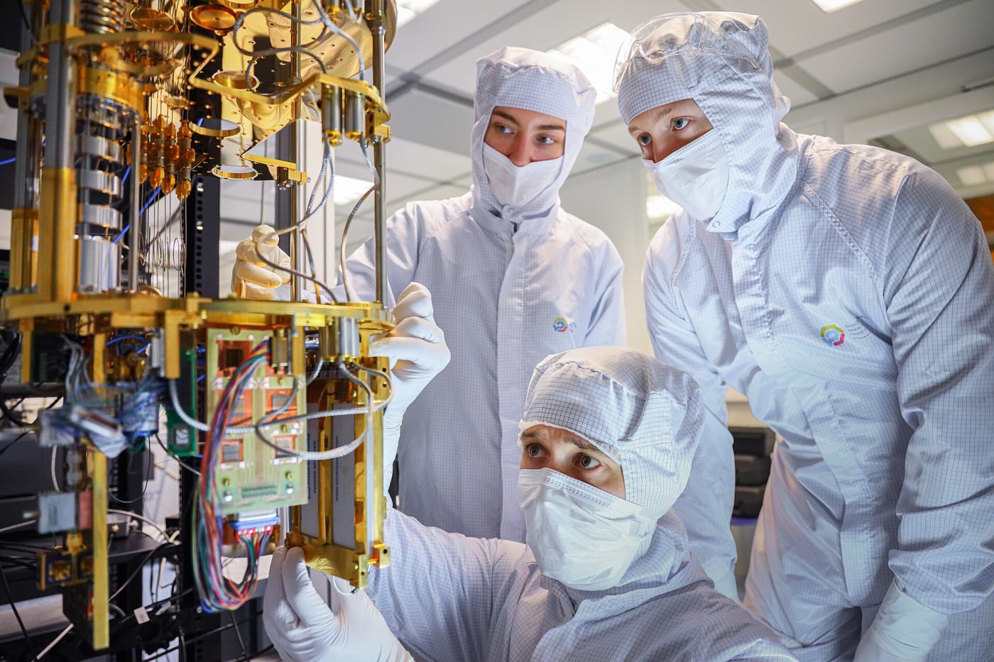 The FMN Laboratory team is assembling the cryogenic part of the quantum computer, which provides cooling of superconducting processors to al