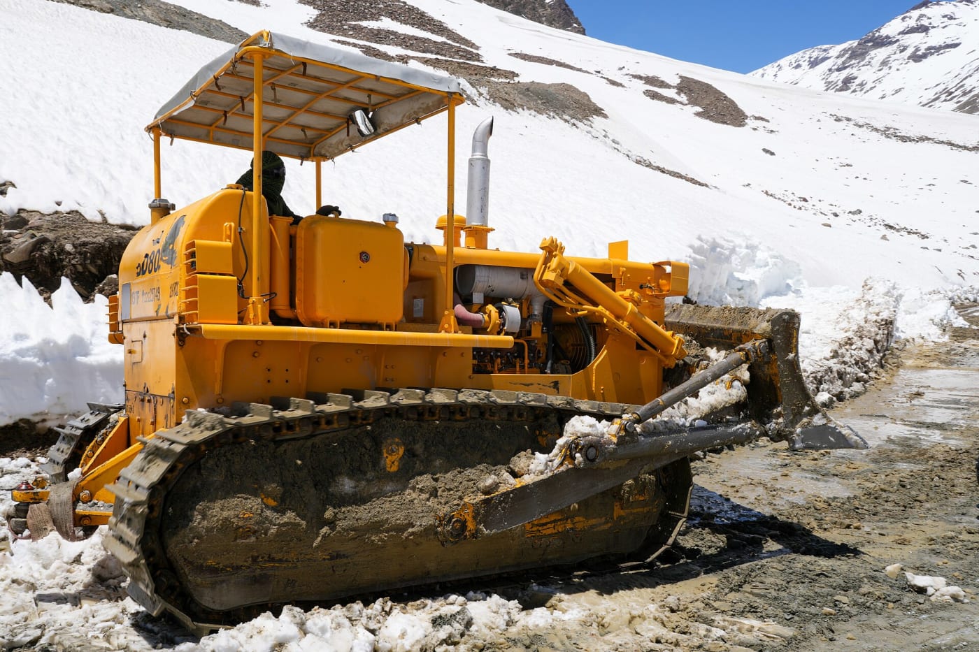 Crawler dozer clearing snow on the road down from Shinko La towards Padum through the Lungnak valley. en:Border Roads Organisation 13TF (tas