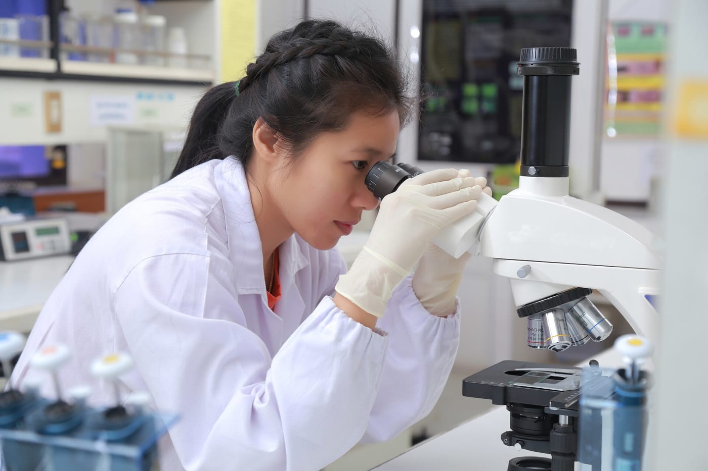 Scientists are working in the lab.11