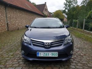 Toyota avensis vue de face