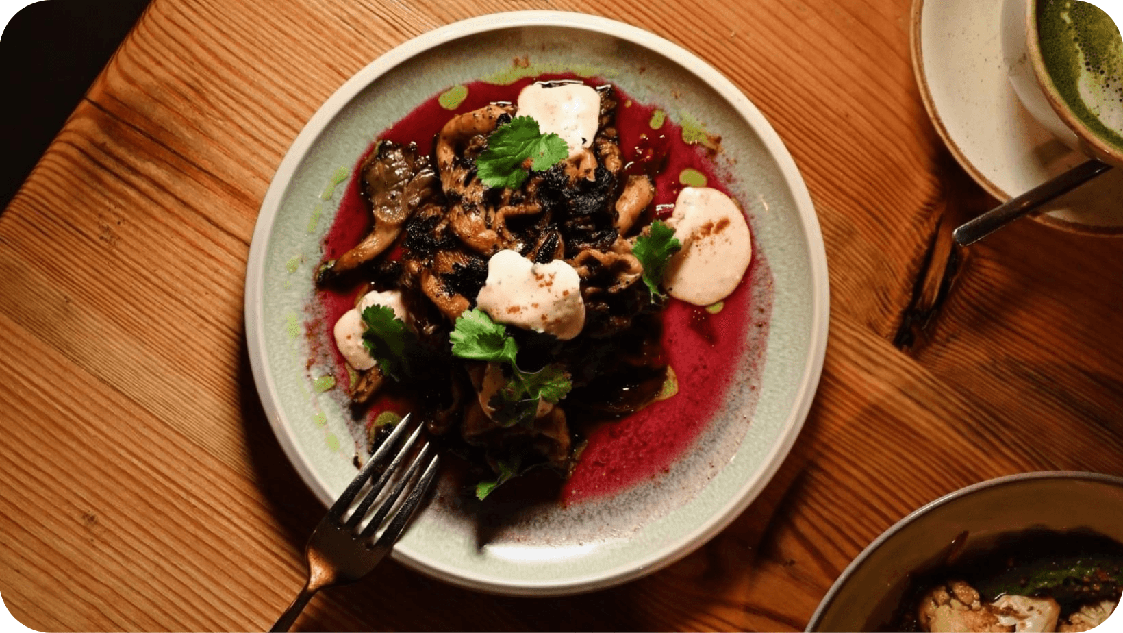 Imajerk Neepsend oyster mushrooms with red cabbage on a grey plate on a wooden tablege 1 (39) pic 2.PNG