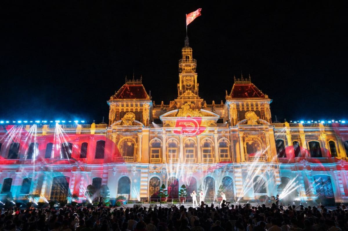Rực rỡ đêm trình diễn ánh sáng 3D Mapping chào mừng 50 năm thành phố mang tên Bác