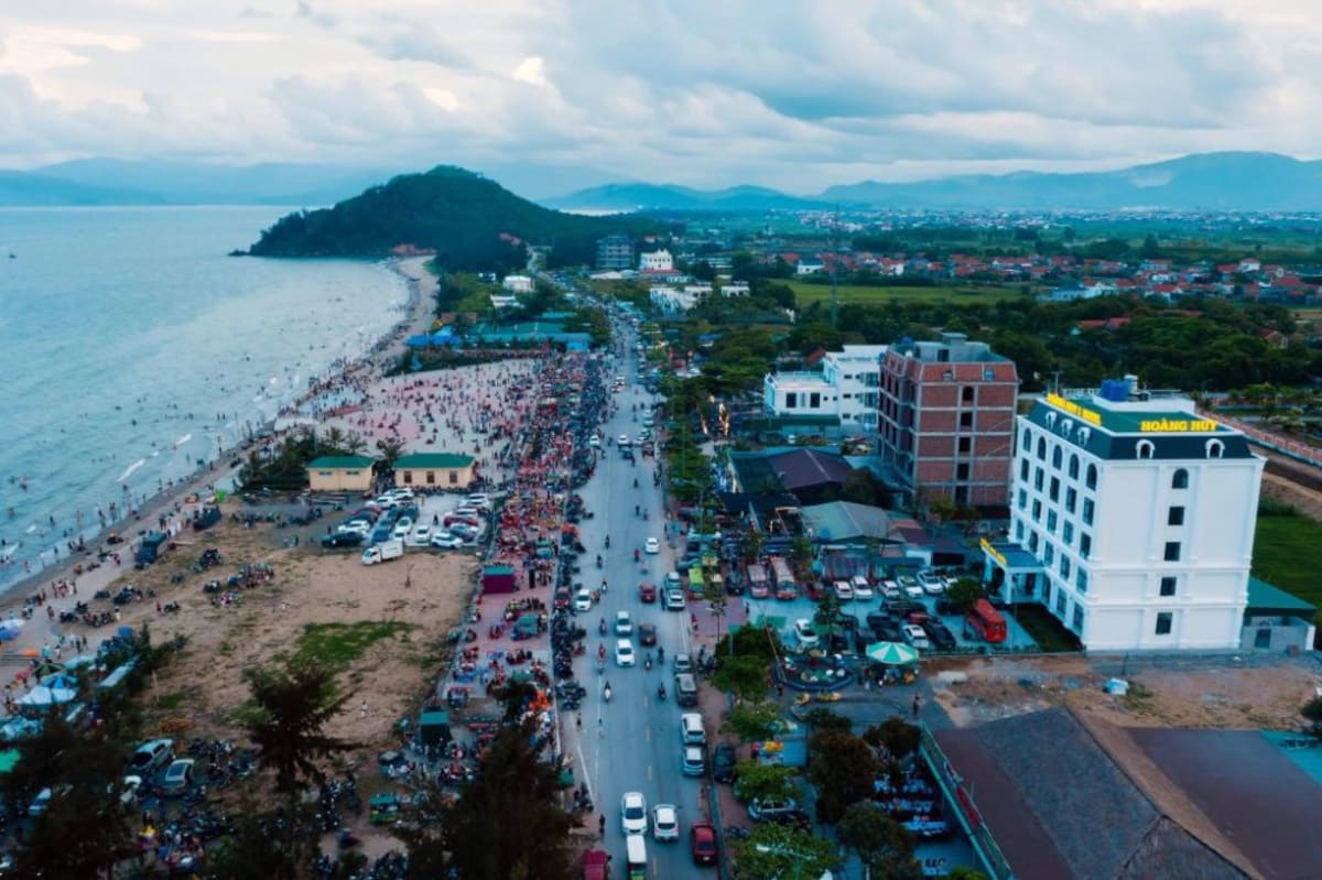 Biển Quỳnh Hè 2026: Khi Cát Nóng Như Chảo Lửa Và Giới Trẻ Đi Tìm Một Cơn Chill Gió Lào