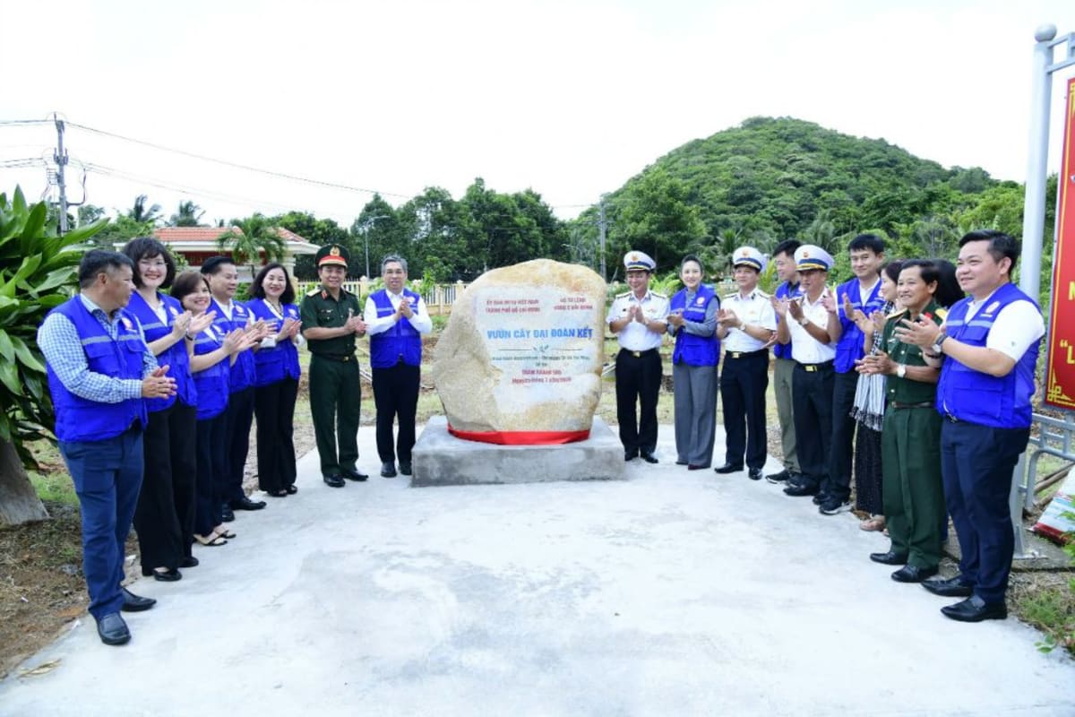 MTTQ TP.HCM thăm lực lượng vũ trang, thực hiện “Vườn cây đại đoàn kết” tại Đặc khu Côn Đảo