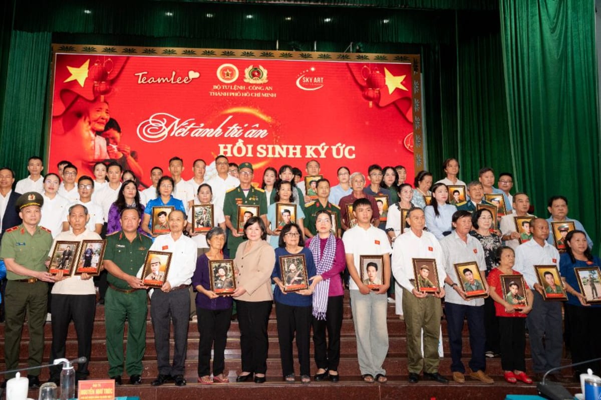 Xúc động hình ảnh liệt sĩ được phục dựng trao tặng đến gia đình