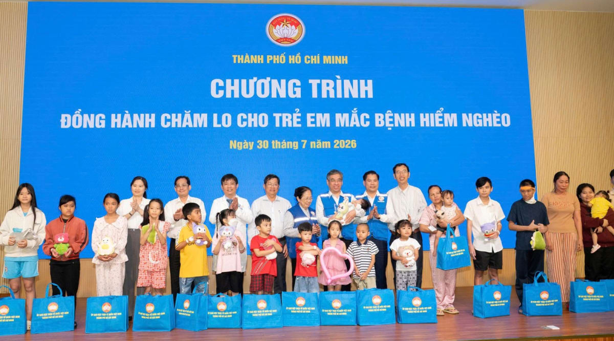 TP.HCM trao tặng 170 phần quà đến trẻ em mắc bệnh hiểm nghèo tại Bệnh viện Nhi Đồng 1