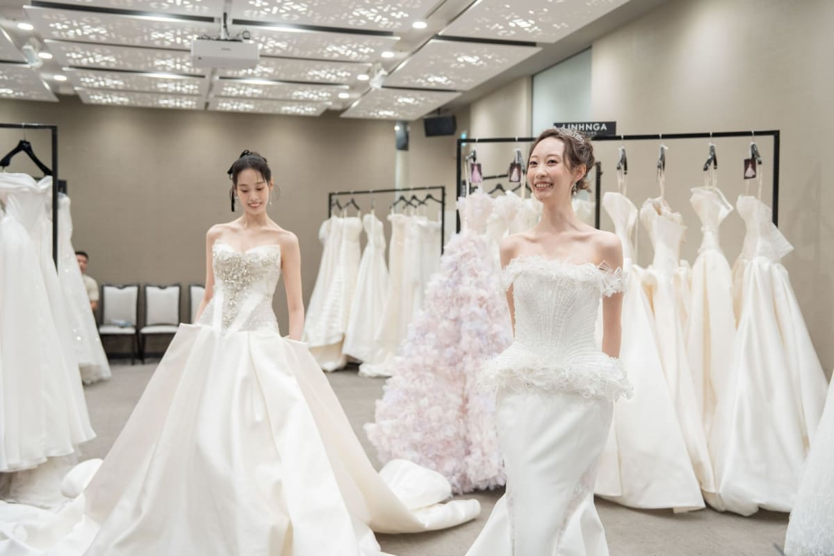 Dấu ấn gốm Bát Tràng trong BST váy cưới “HANA YURI SS27” của Linh Nga Couture tại Kyoto