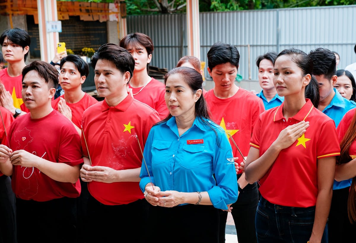 TP.HCM: Nghệ sĩ hát Quốc ca giữa công viên Lê Thị Riêng dịp Tết Độc lập