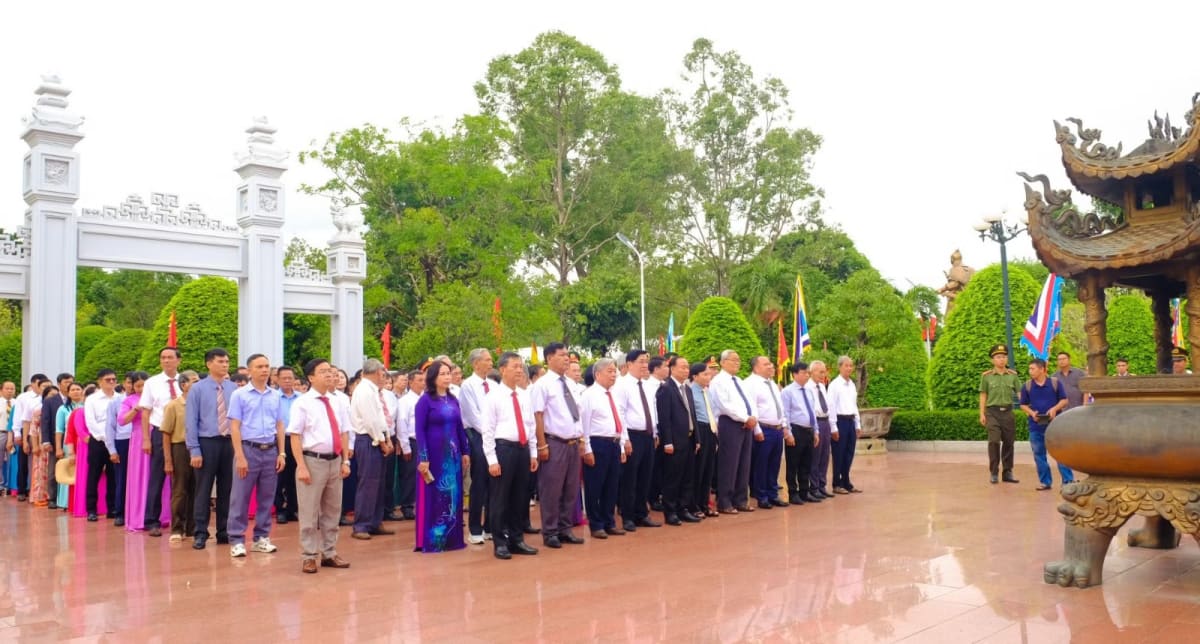 Trang nghiêm tưởng niệm 234 năm ngày mất Hoàng đế Quang Trung - Nguyễn Huệ
