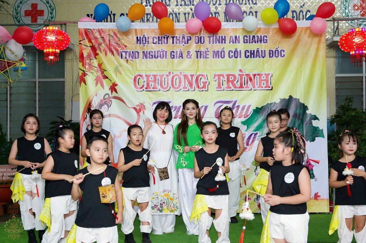 Hoa hậu - Doanh nhân Huỳnh Thị Tuyết Mai thắp sáng mùa trăng ở Châu Đốc