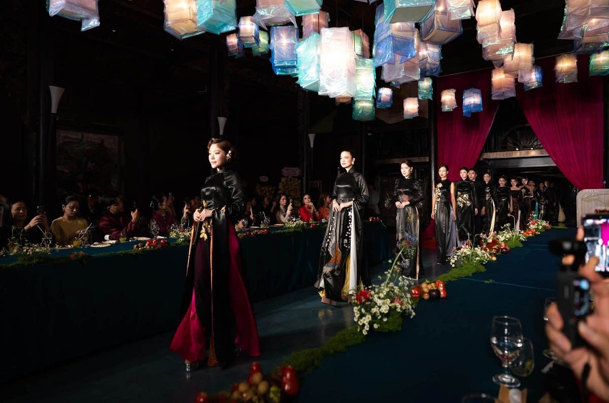 Võ Việt Chung đưa áo dài, ẩm thực và đờn ca tài tử vào "Lãnh Mỹ A Show"
