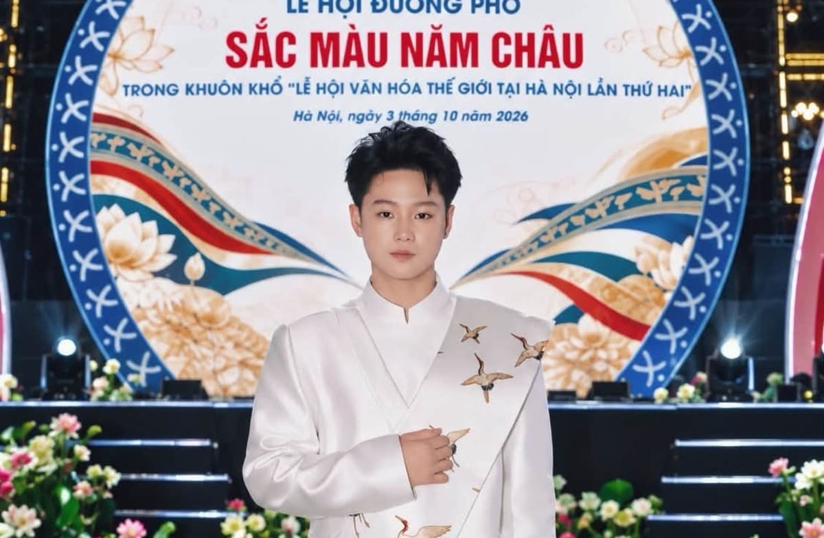 "Ngọc Hạc Vương Uyển" và áo dài Việt trong mắt bạn bè quốc tế